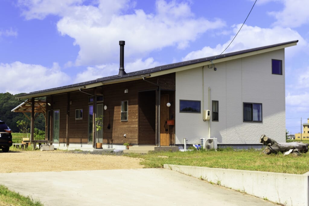 青空に映える煙突つき平屋