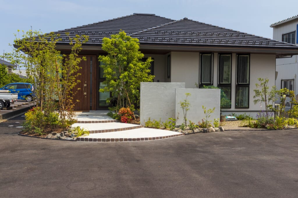 玄関に植物がたくさん植えてある平屋