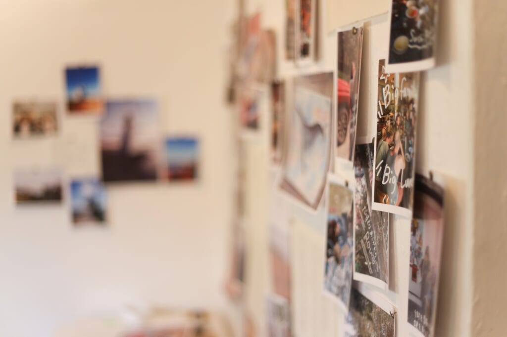 スタイリッシュな壁の飾りつけ