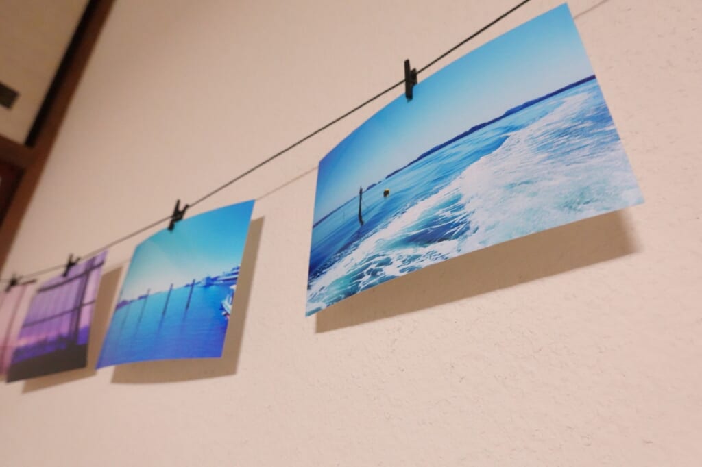 吊り下げた写真のライン