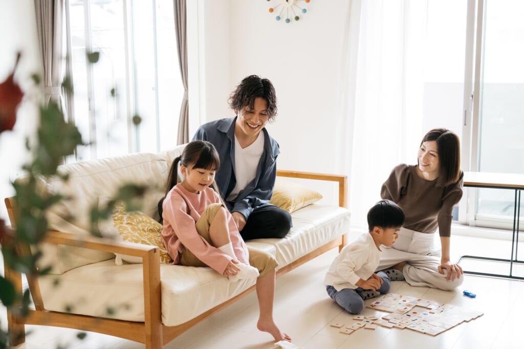 家族で過ごすリビングルーム