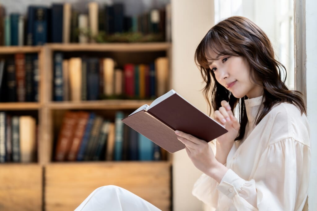 棚のそばで読書
