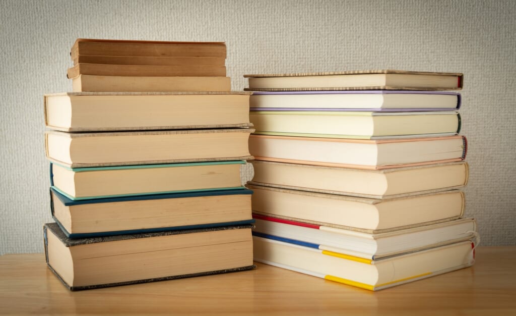 積み重ねられた本の山
