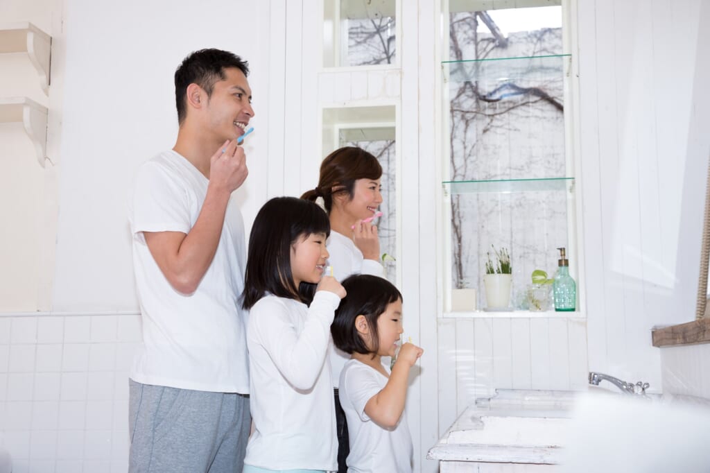 歯みがきをする家族