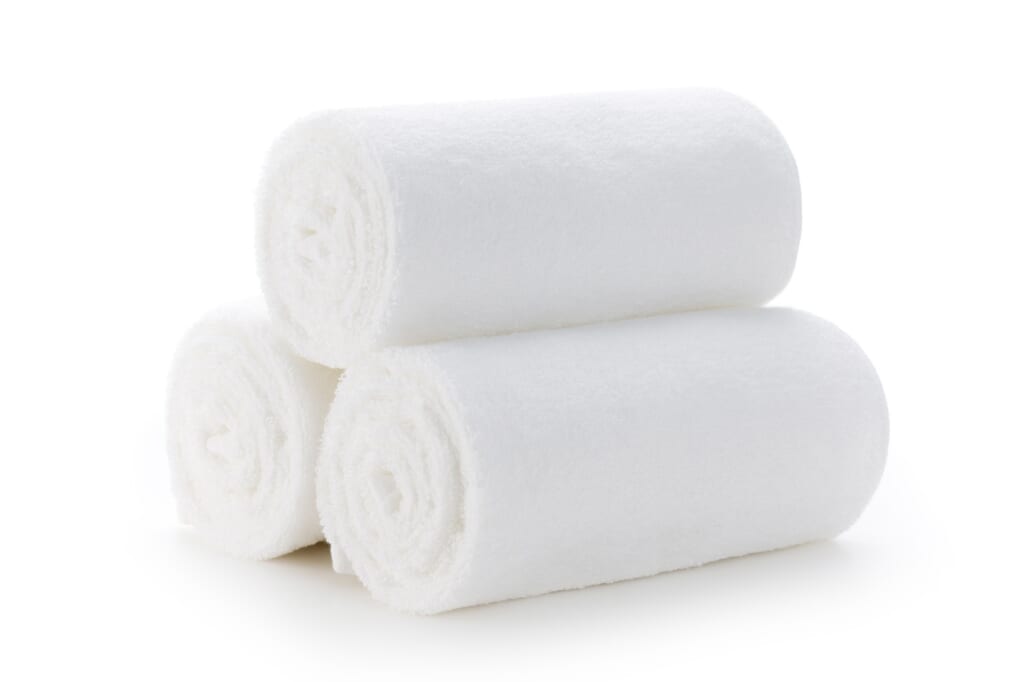 積み重ねられた白いタオル