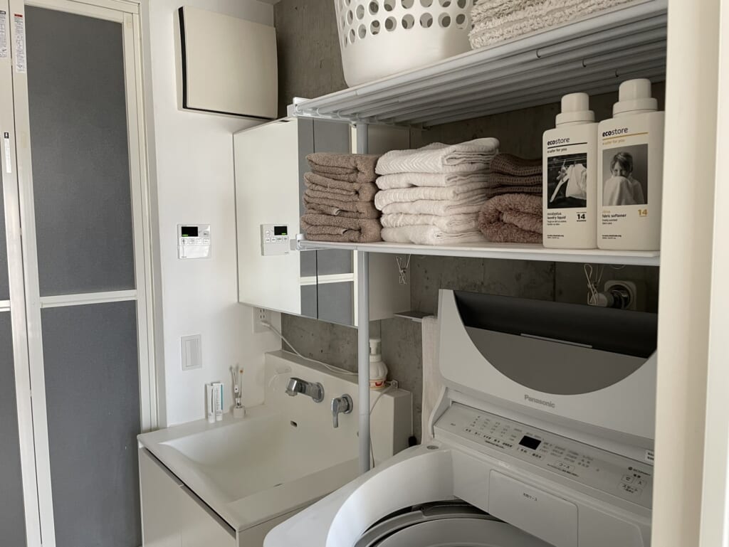 白を基調とした洗面所