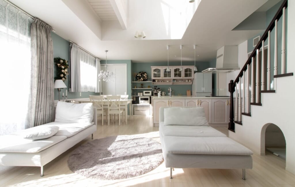 白い框組扉のキッチンが舞台。午後は家族でお茶会を