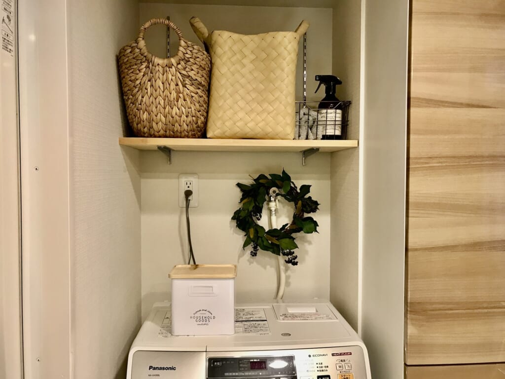洗濯機上の棚の装飾