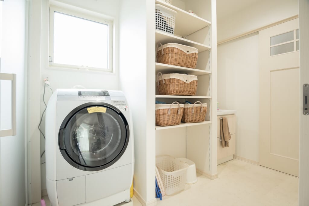 洗濯機横の収納スペース