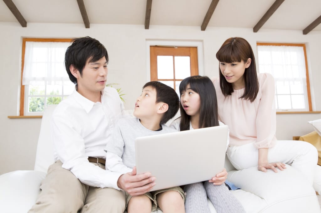 タブレットを操作する家族