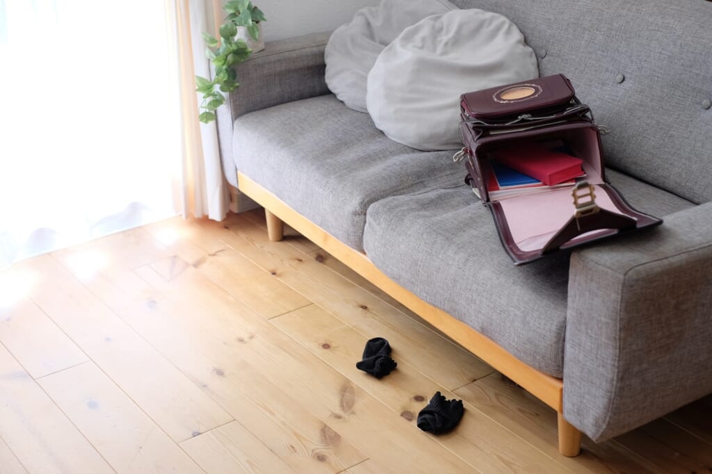 散らかったソファと床