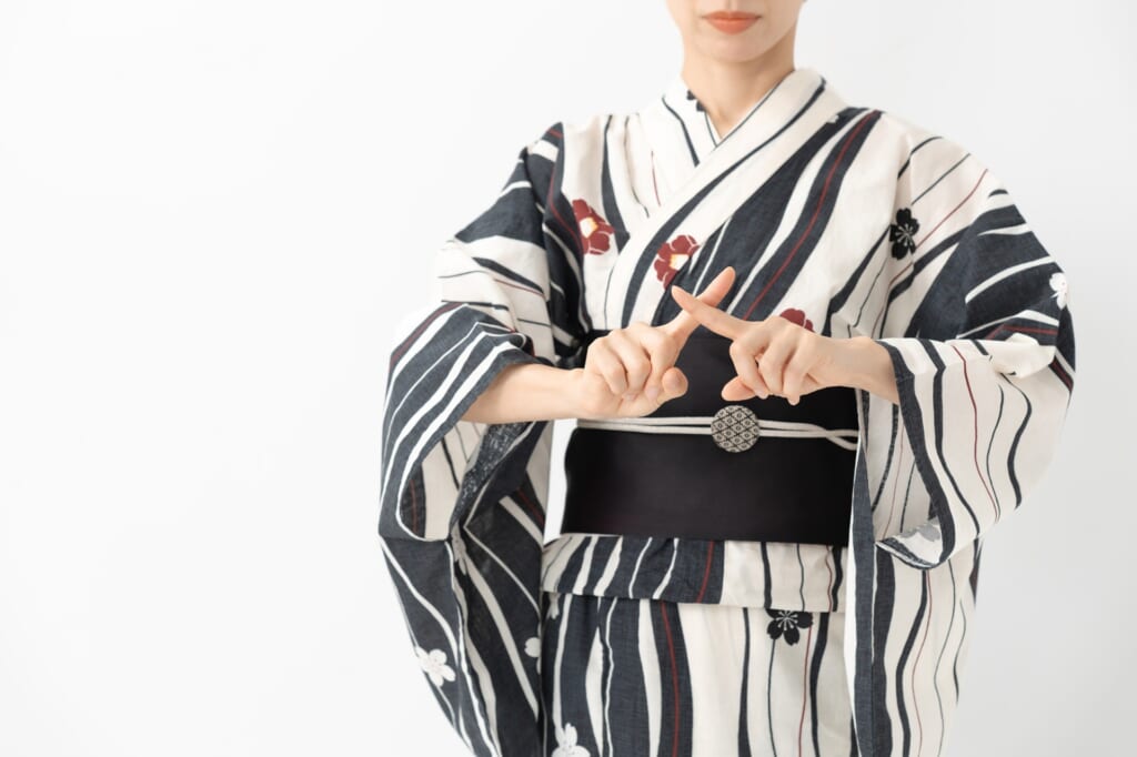 浴衣の女性のジェスチャー