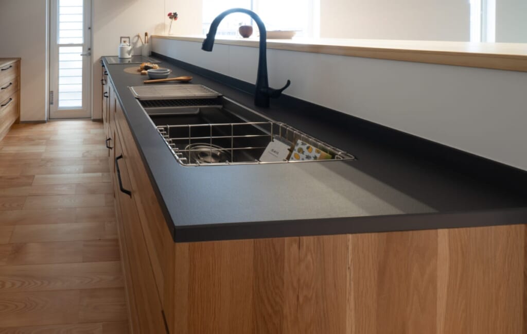 木とグレーで演出する心地よい空間。