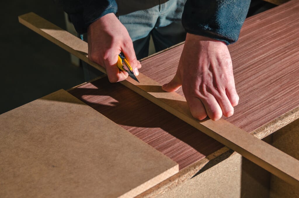 MDFボードをカットする様子