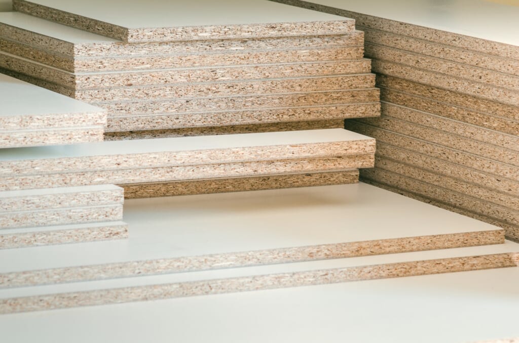 積み重ねられた木質パネル