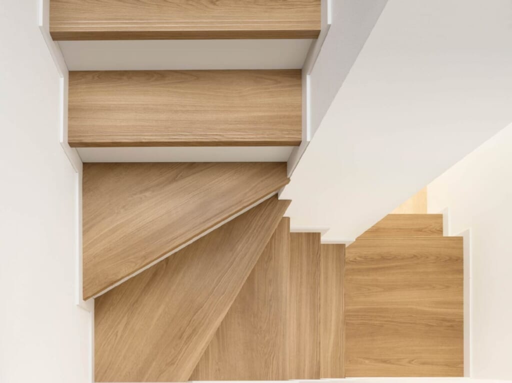 モダンな木製の階段