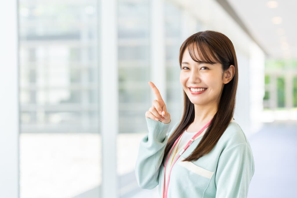 右を指差す女性