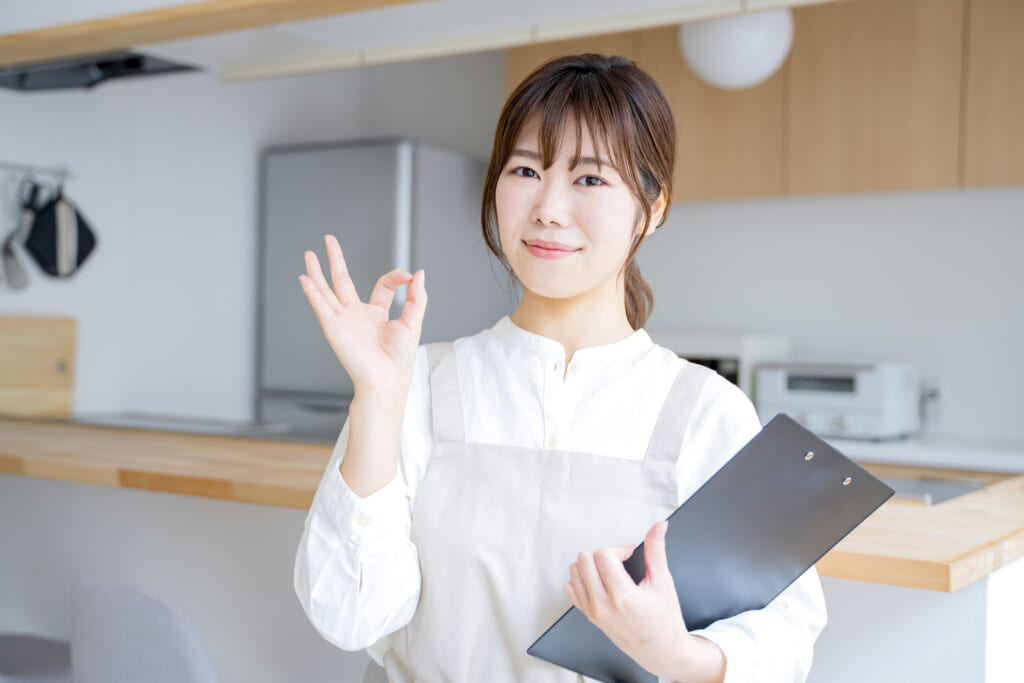 幸せなジェスチャーの女性