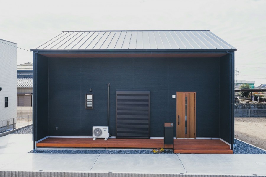 ブラックのシンプルな外観