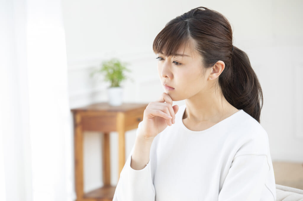 真剣に悩む女性