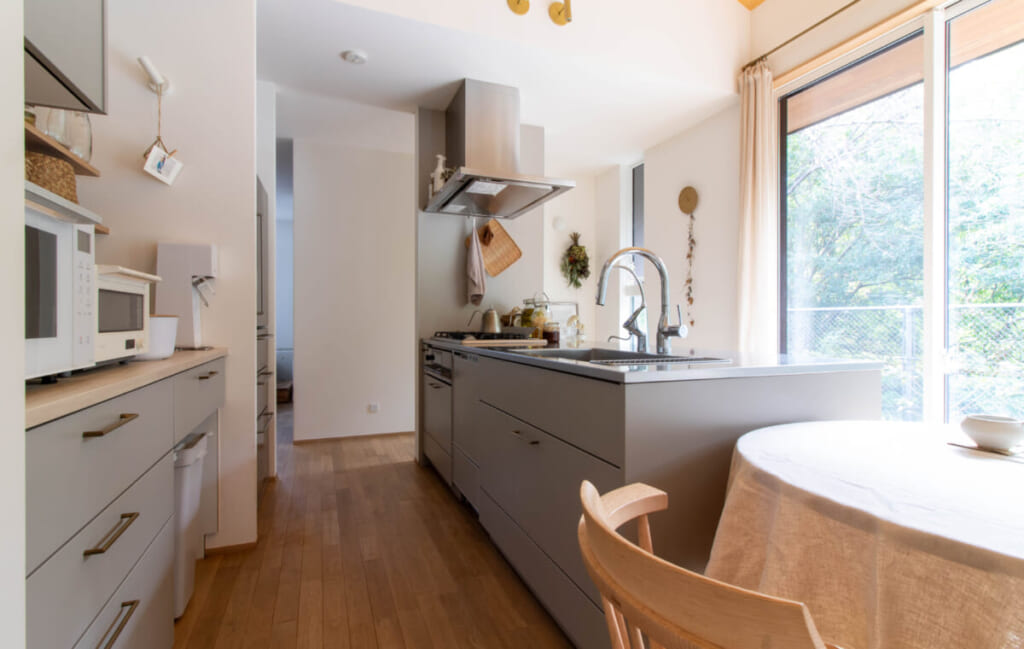 スタイリッシュなカウンターの眺め