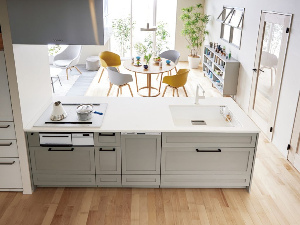 明るく開放的なグレーのキッチン