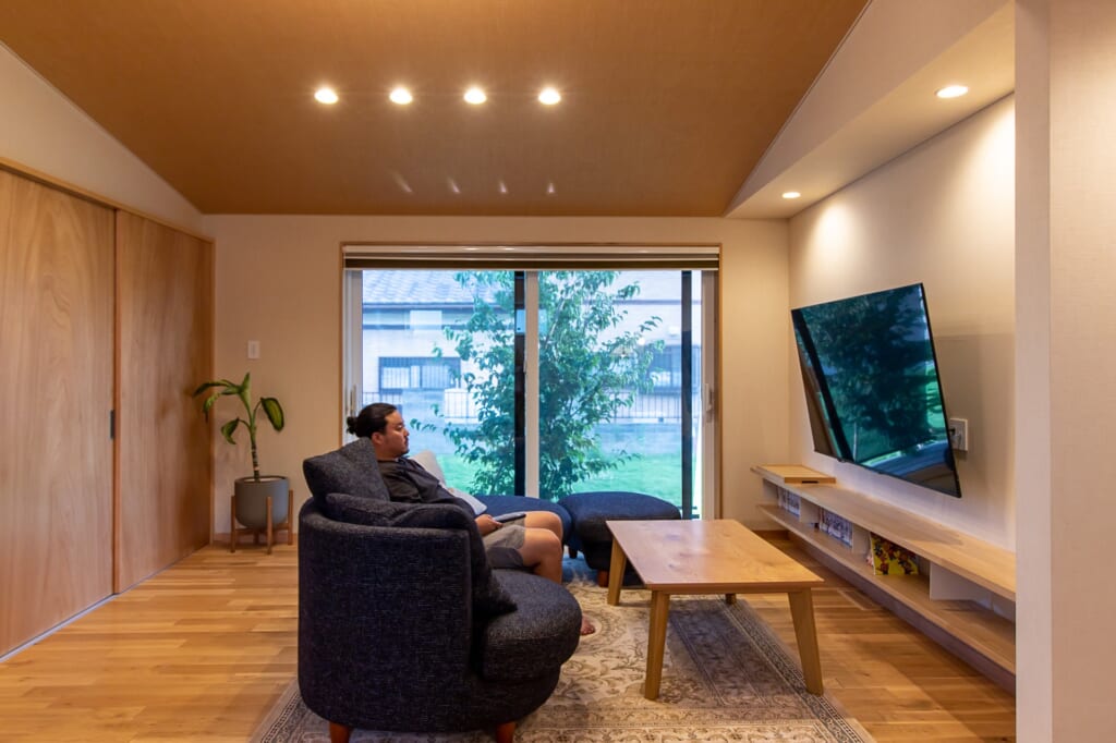 畦道を歩いた先にある、集う家。