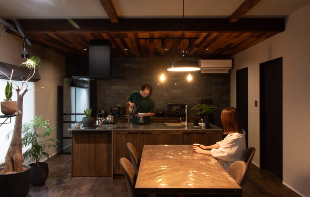 深い色に染まったリビングで、静かに珈琲を淹れる