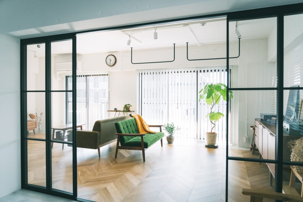 開放的なガラスの間仕切り