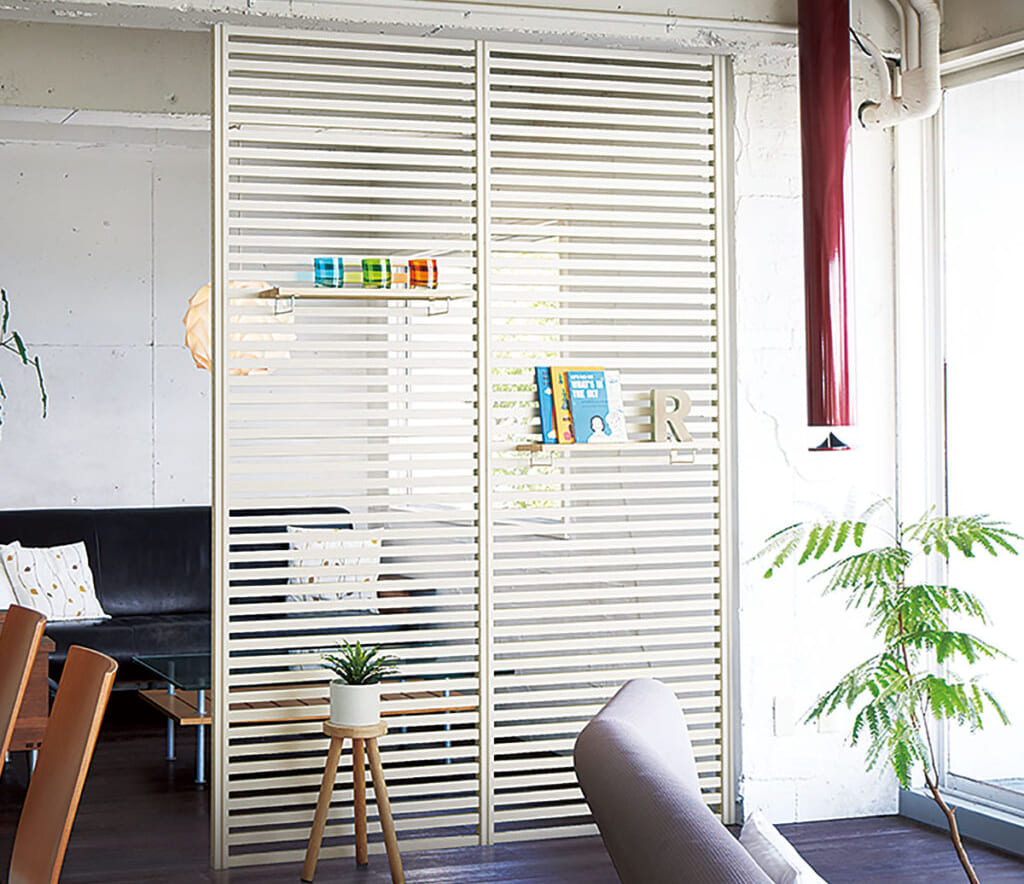 白いルーバー間仕切り