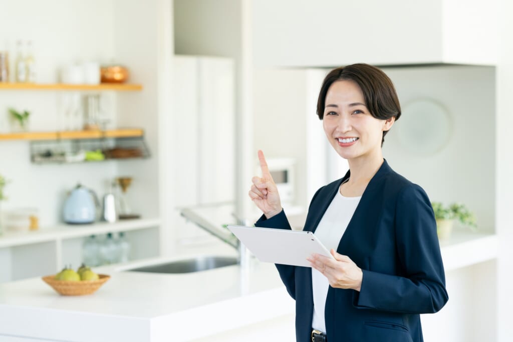 キッチンを指差す女性