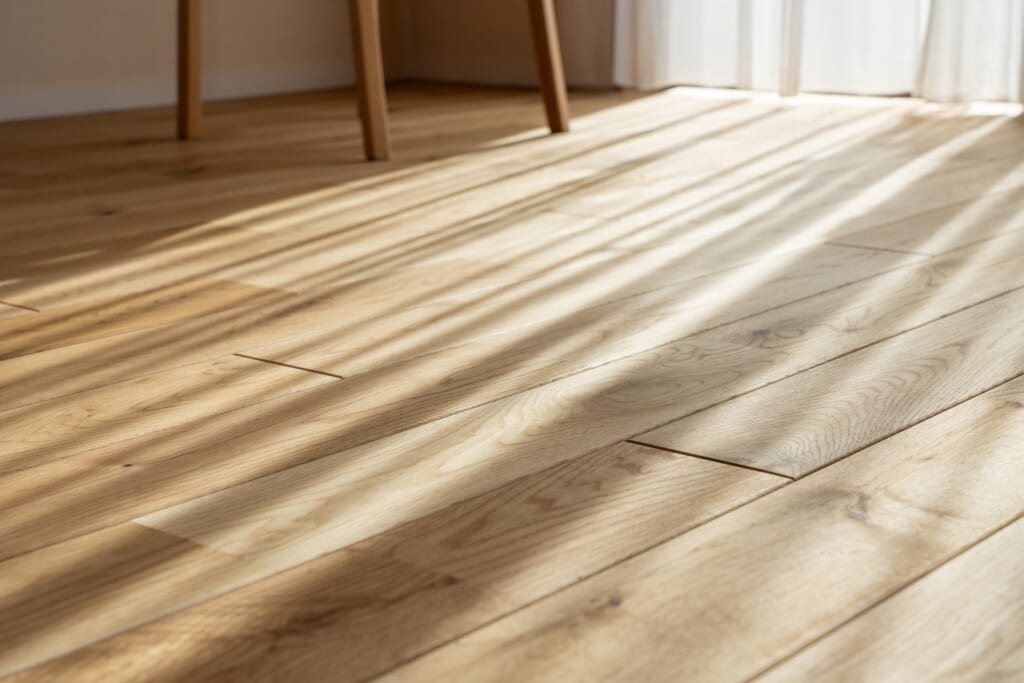 木目に差し込む陽光