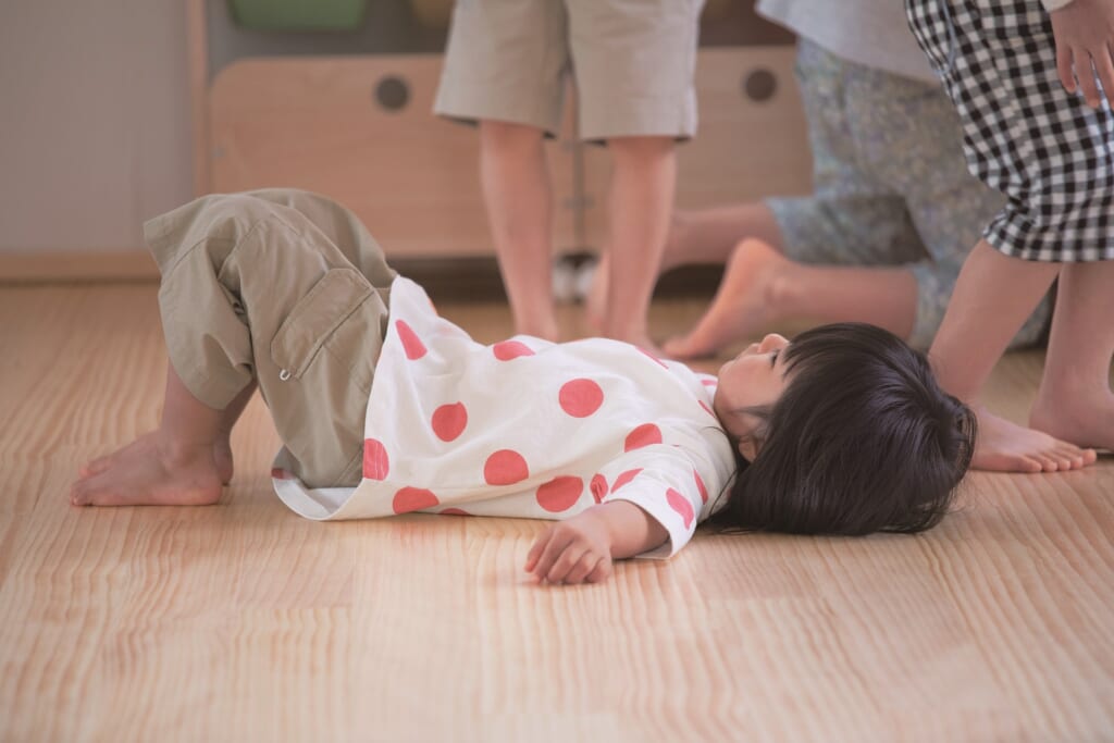 床に寝転ぶ子供