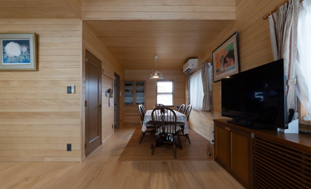 木と珈琲の香りに包まれる、あたたかい家 