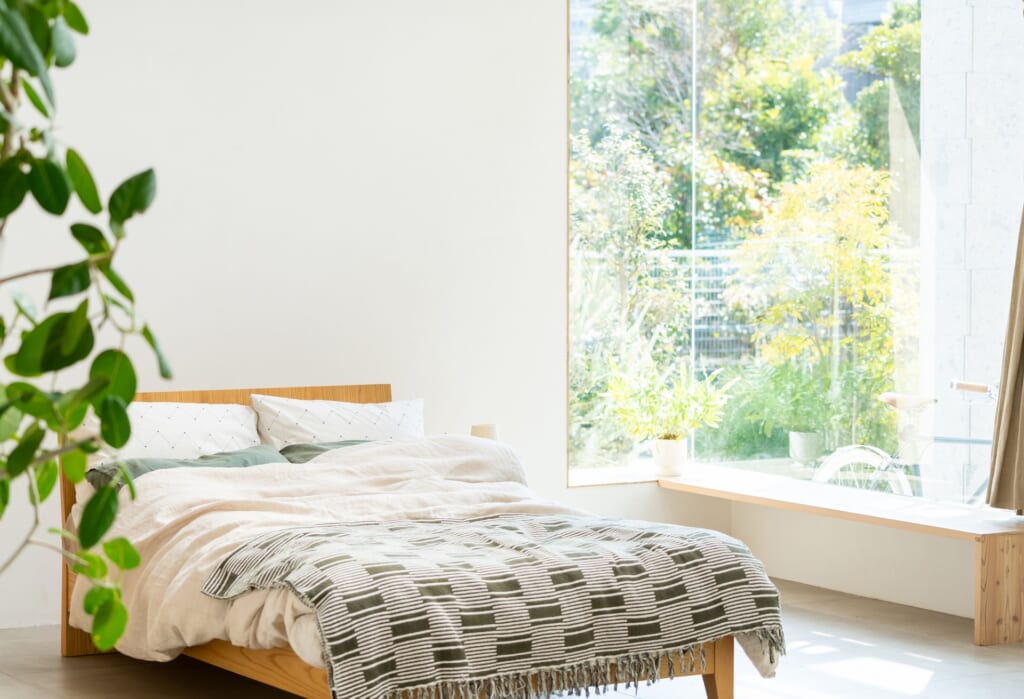 明るい木のベッドルーム