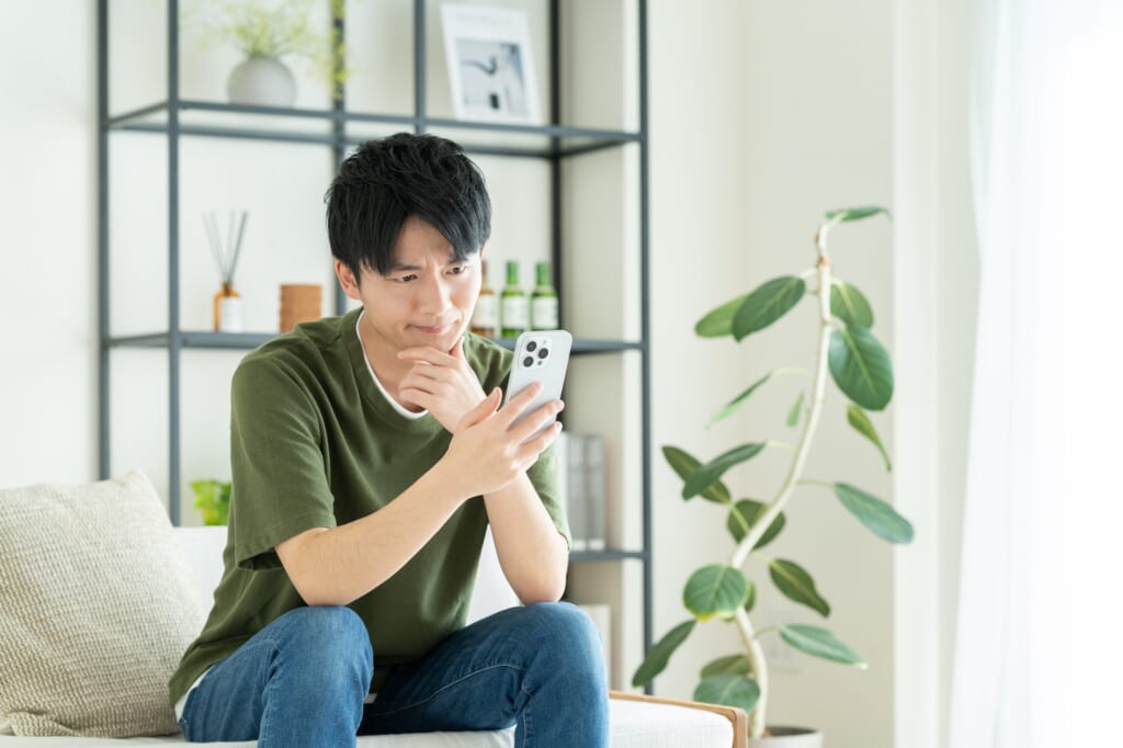スマートフォンを使う男性