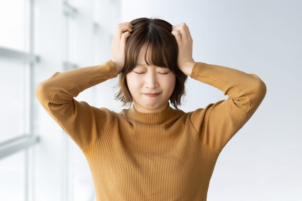 悩んでいる若い女性