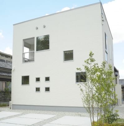 シンプルな白い外観