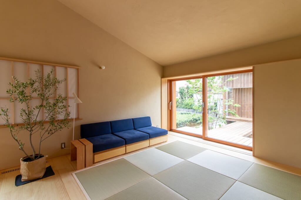 ひとつながりの居間と中庭を愉しむ、ちょうどいい家
