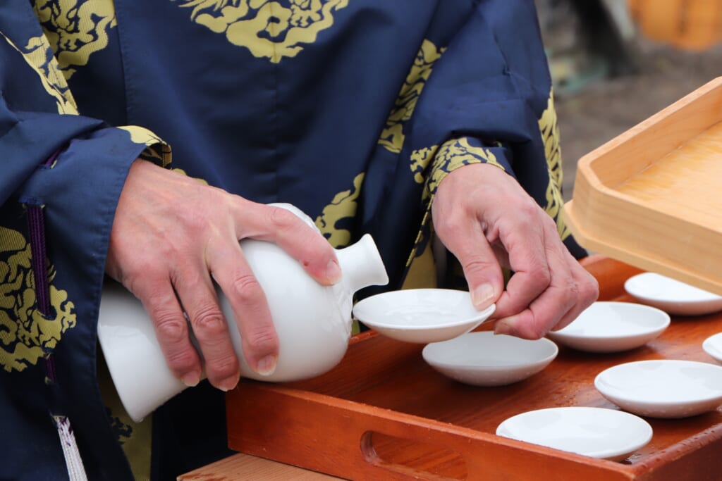 神聖なお酒を注ぐ