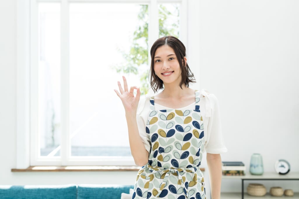 笑顔でOKサインをする主婦