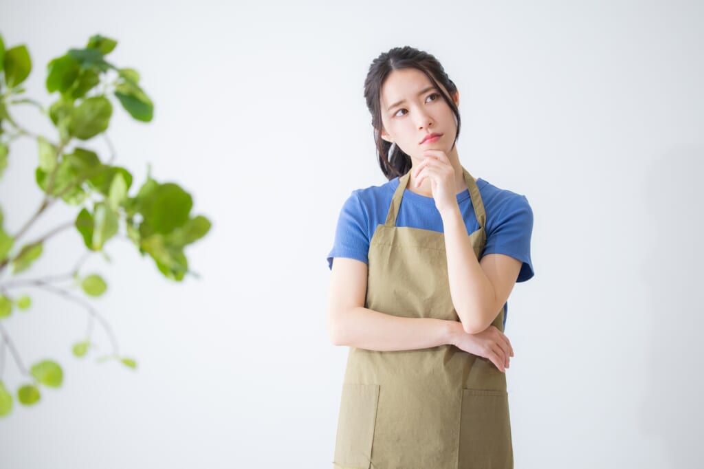 考え込んでいる若い女性