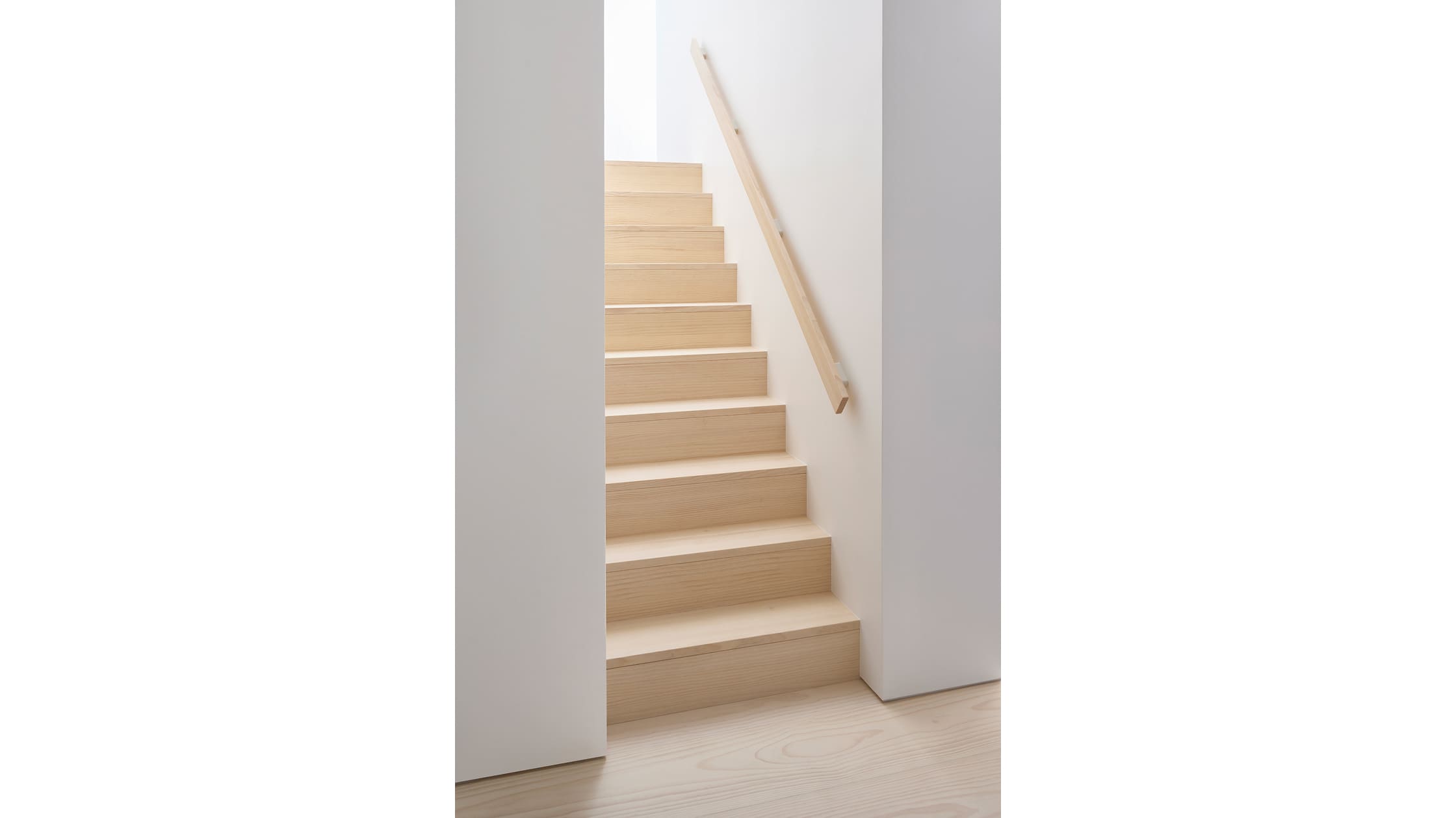 Wooden stairs 
/ 階段 image 4