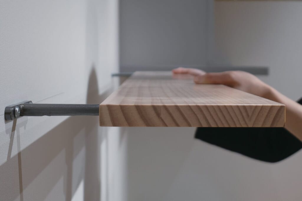 金具が壁付け,金具が見えない棚,金具が棚板に埋め込まれる