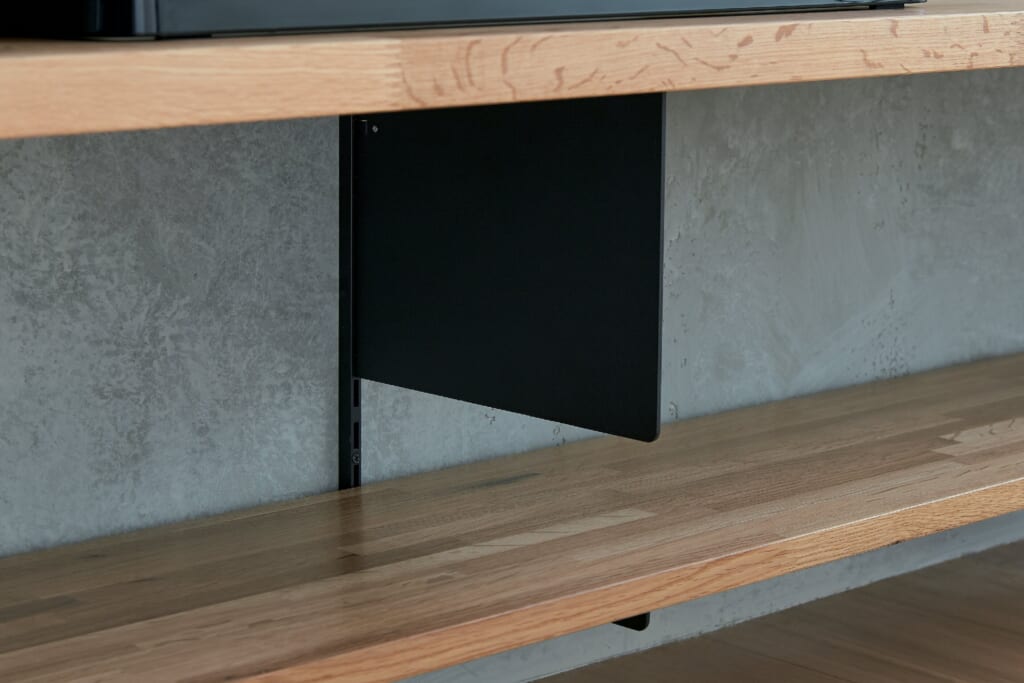 黒い金具,テレビ台,木の台,本立て