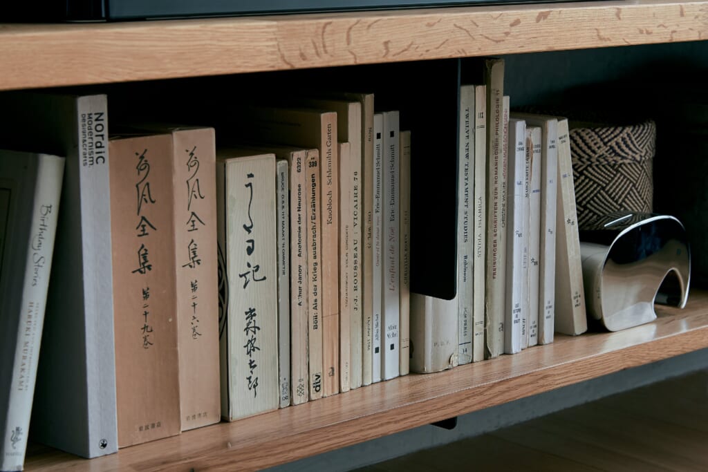 黒い金具,テレビ台,木の台,本立て