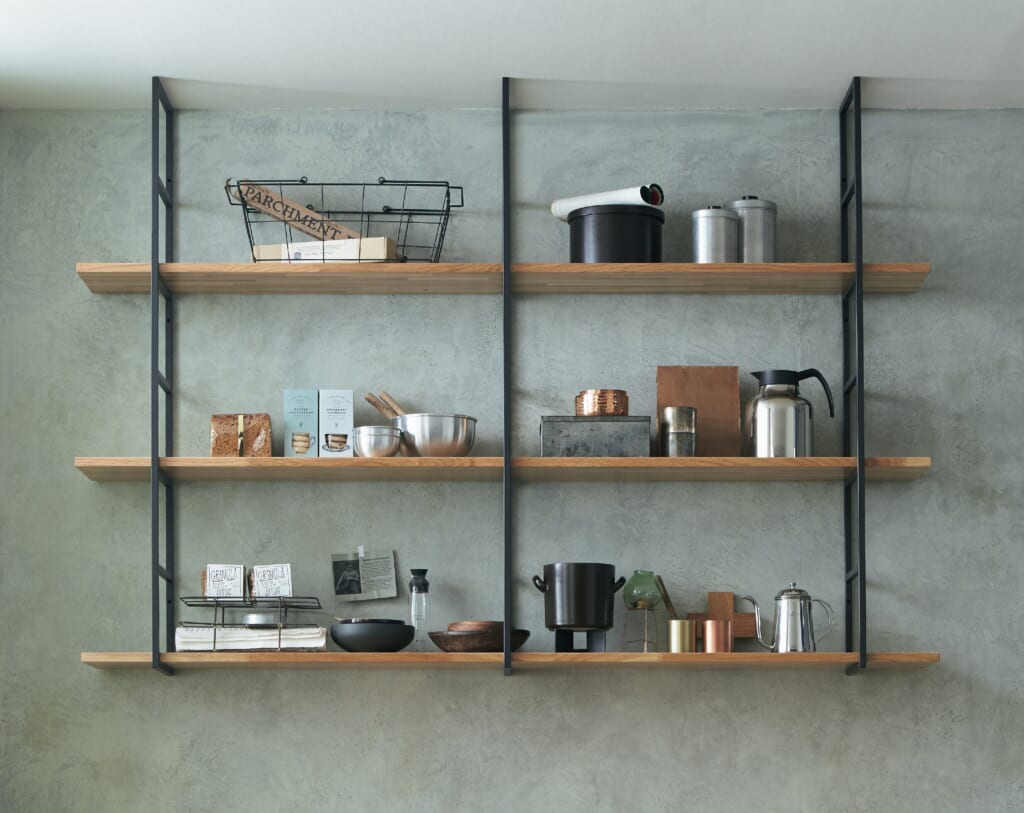 黒い金具,木の収納,飾り棚,木製の棚,木の収納